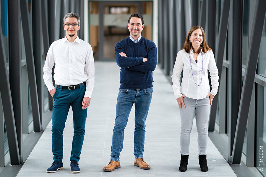 Zaměstnanci inkasa Julian van Achter, Geoffrey Bladier a Denise Becht radí a pomáhají zákazníkům TIMOCOM, urovnávají jejich spor