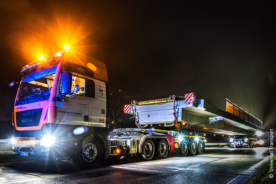 Firma Universal Transport provádí v noci přepravu mostního dílu