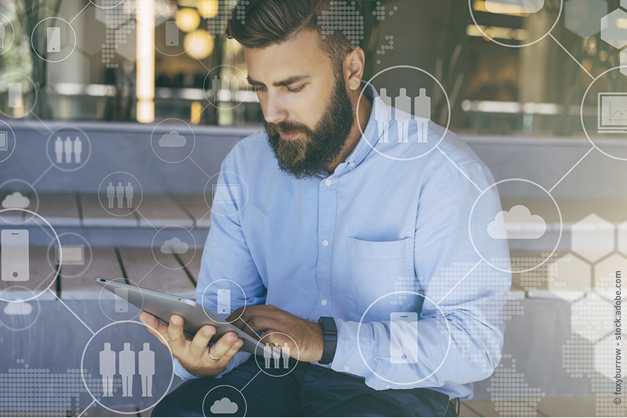 Muž s tabletem a schéma digitalizace
